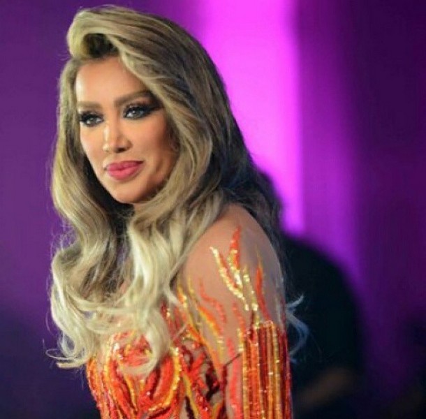مايا بالشفاف القصير في رأس السنة